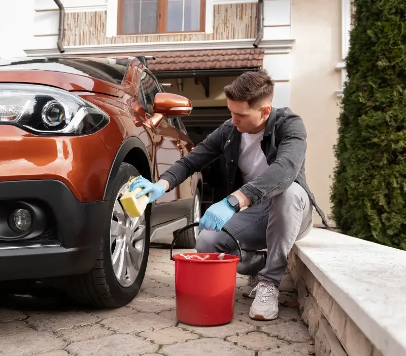 Lavage auto à domicile Ventenac-Cabardès : professionnel intervenant sur un véhicule